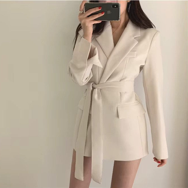 Damski Blazer z Paskiem – Elegancka Struktura i Wielofunkcyjny Styl