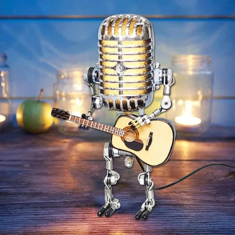 Stary metalowy robot z mikrofonem i lampą gitarową