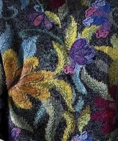Damski sweter w kwiaty – dzianinowy pulower z fantazyjnym nadrukiem