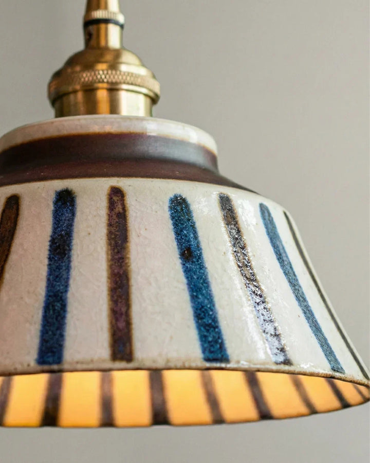 Vintage ręcznie malowana ceramiczna lampa wisząca z kablem w oplocie z tkaniny