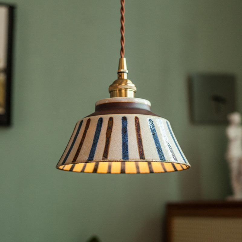 Vintage ręcznie malowana ceramiczna lampa wisząca z kablem w oplocie z tkaniny