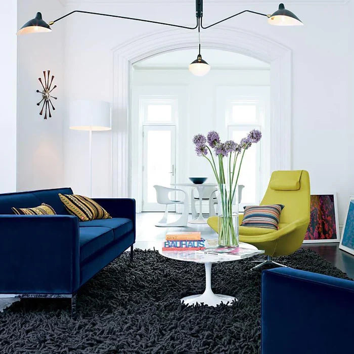 Czarna lampa sufitowa z obrotowymi ramionami – nowoczesny design