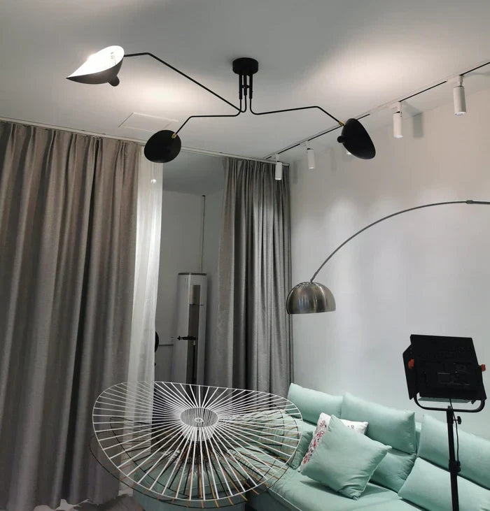 Czarna lampa sufitowa z obrotowymi ramionami – nowoczesny design