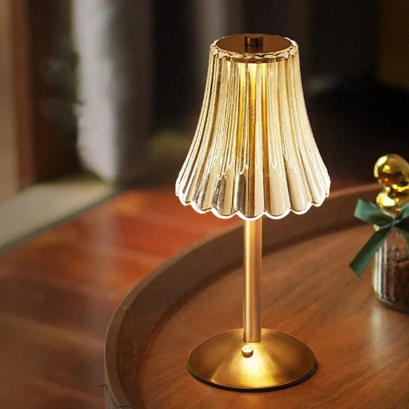 Elegancka lampa stołowa LED z kryształowym kloszem i złotym wykończeniem – włącznik dotykowy
