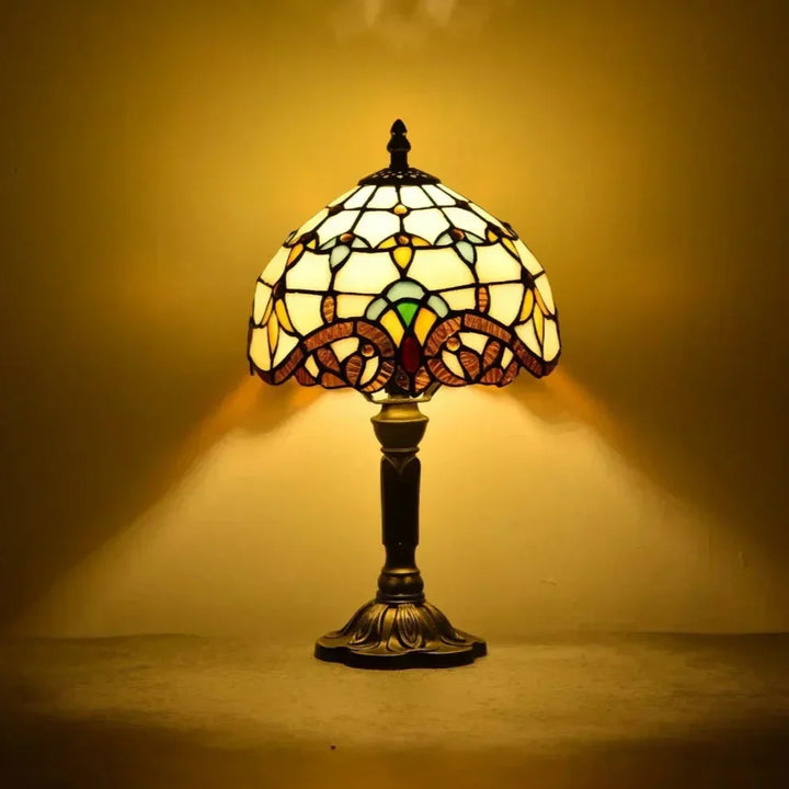 Antyczna lampa z kolorowego szkła – ponadczasowa elegancja i rzemiosło