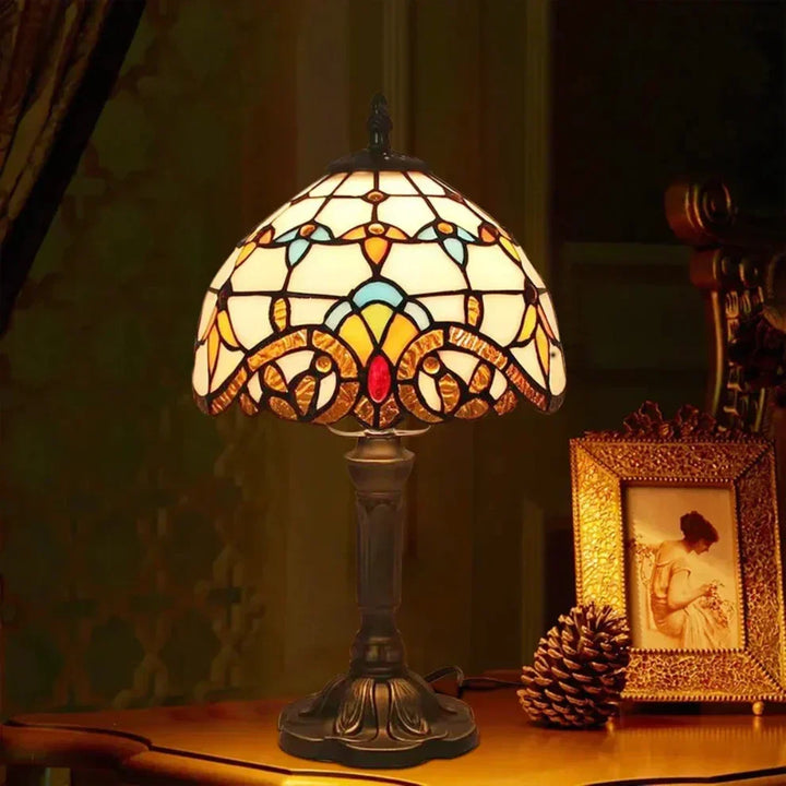 Antyczna lampa z kolorowego szkła – ponadczasowa elegancja i rzemiosło