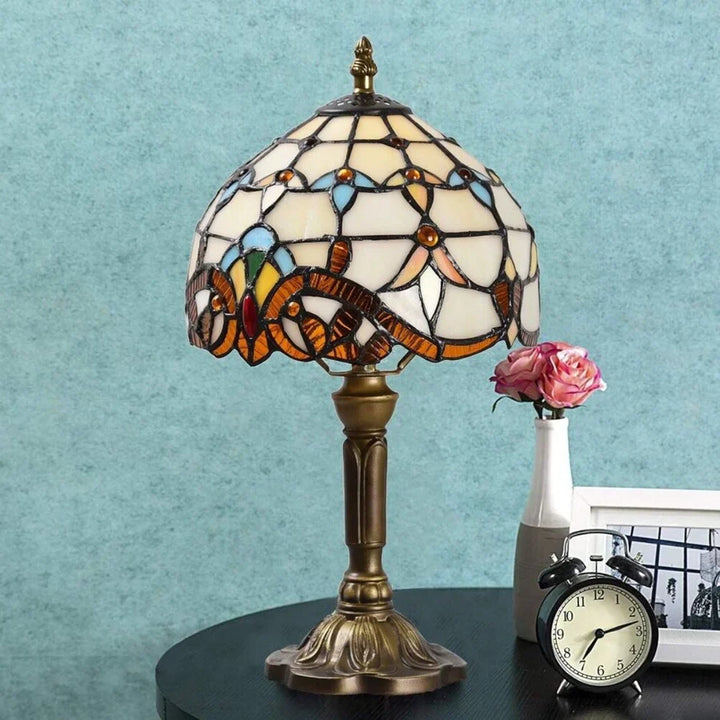 Antyczna lampa z kolorowego szkła – ponadczasowa elegancja i rzemiosło