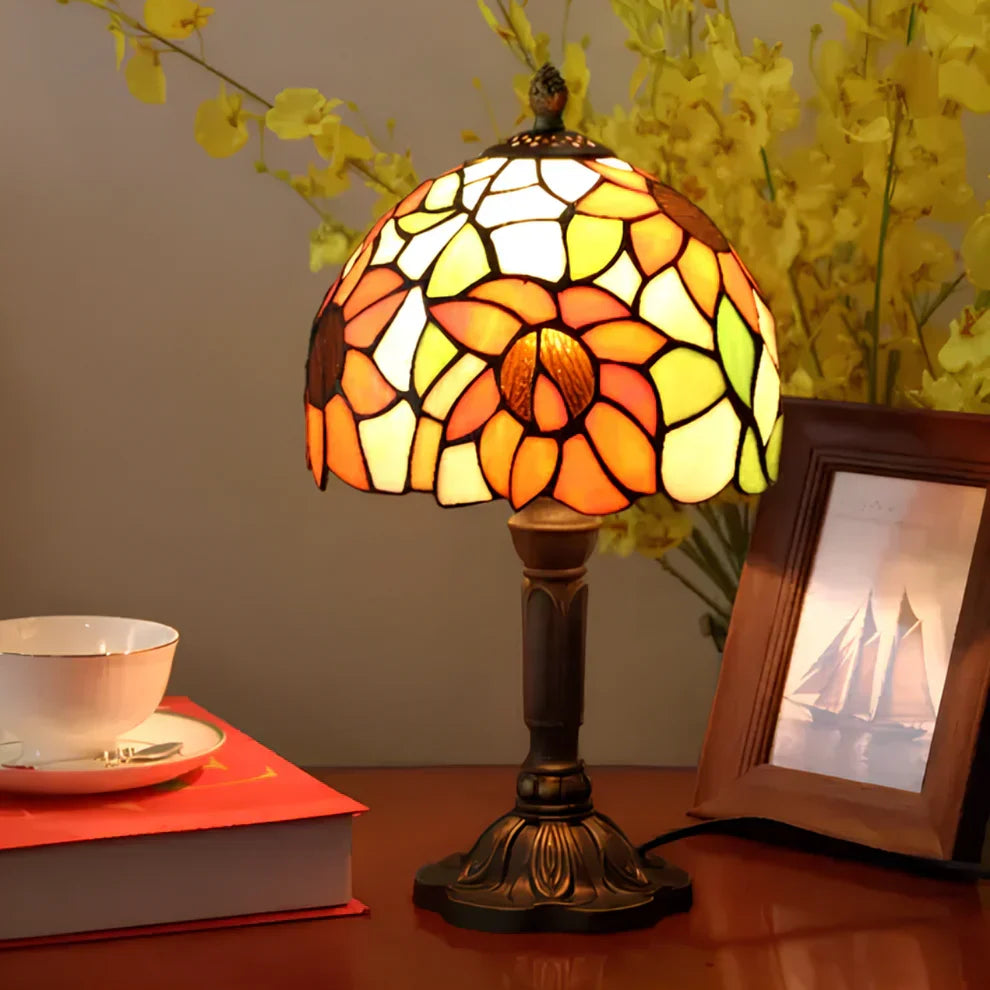 Antyczna lampa z kolorowego szkła – ponadczasowa elegancja i rzemiosło