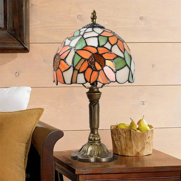 Antyczna lampa z kolorowego szkła – ponadczasowa elegancja i rzemiosło
