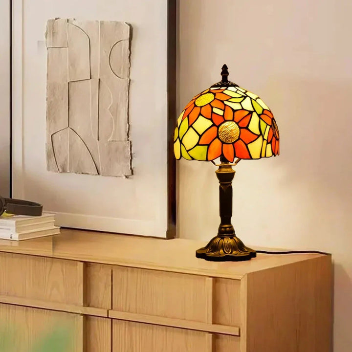 Antyczna lampa z kolorowego szkła – ponadczasowa elegancja i rzemiosło