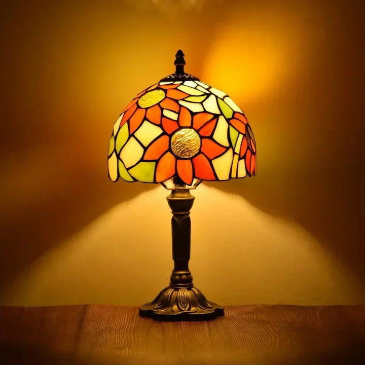Antyczna lampa z kolorowego szkła – ponadczasowa elegancja i rzemiosło