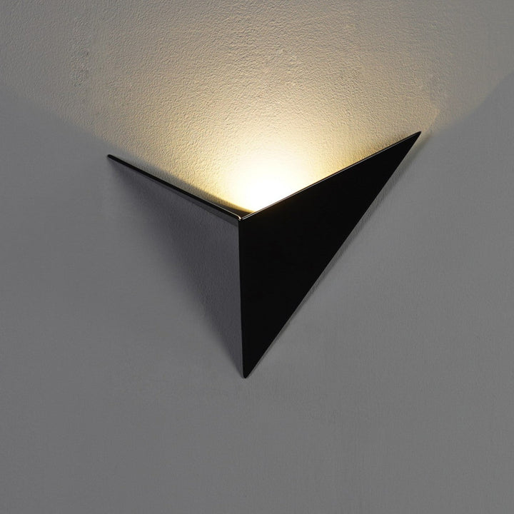Nowoczesna trójkątna lampa ścienna - TrigoLux
