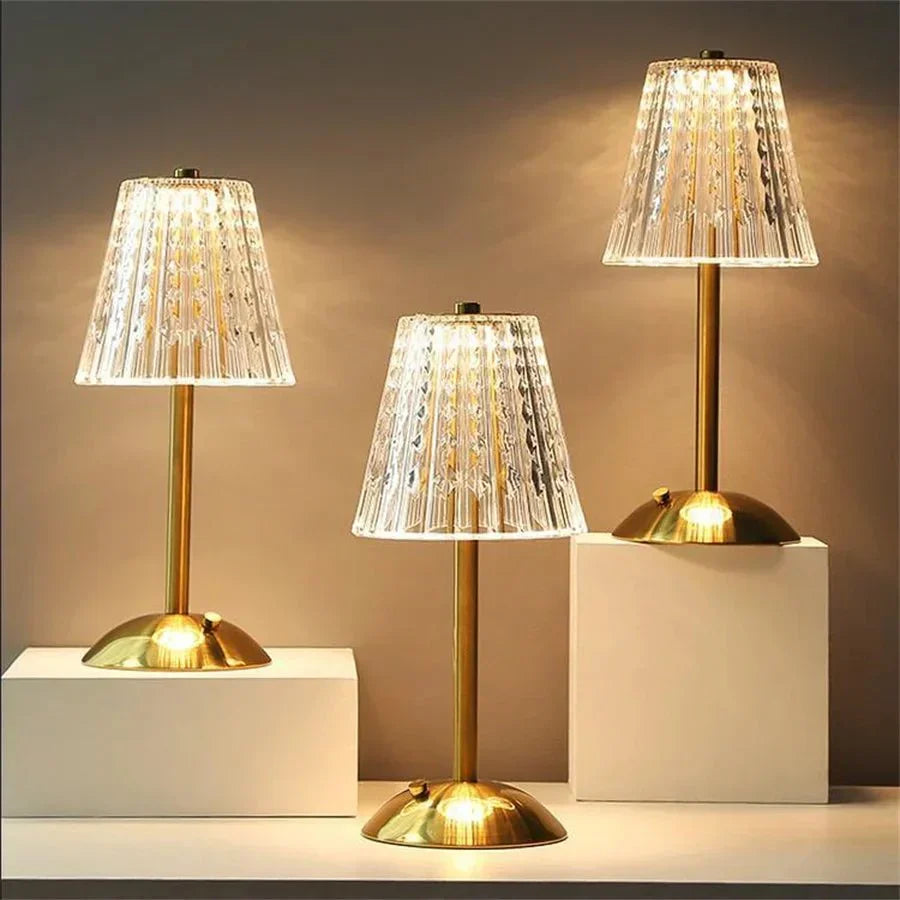 Elegancka lampa stołowa LED z kryształowym kloszem i złotym wykończeniem – włącznik dotykowy