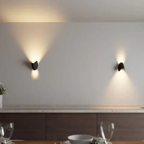 Regulowany kinkiet LED góra-dół – ciepłe światło ambientowe, nowoczesny design