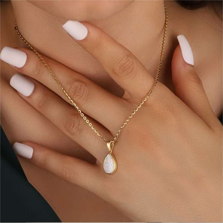 Naszyjnik z zawieszką w kształcie kropli z naturalnym opalem 18K - Eloise
