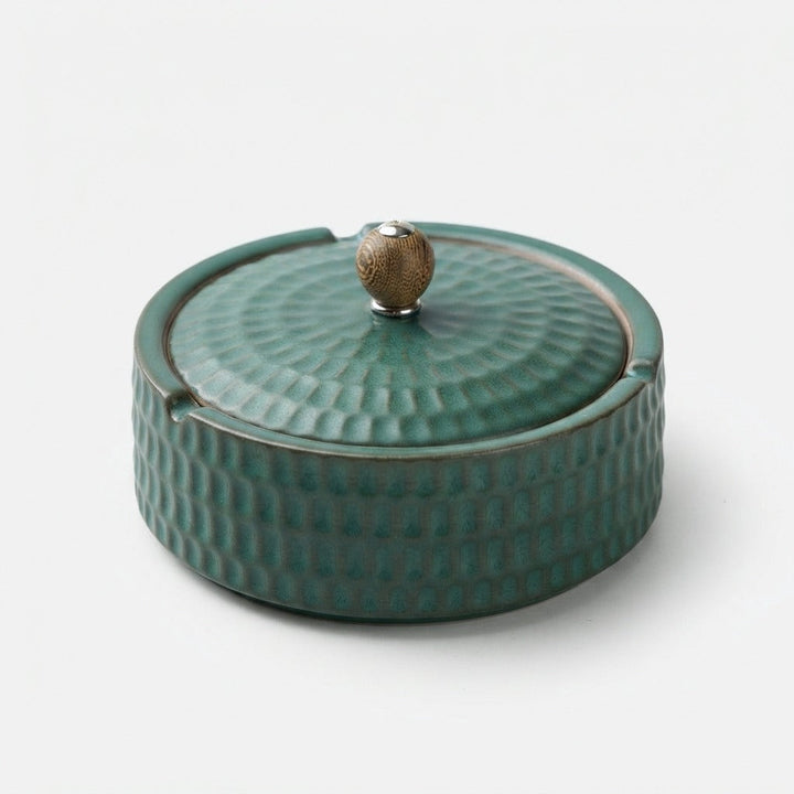 Ręcznie robiona ceramiczna popielniczka z drewnianą pokrywką, 12,5 cm