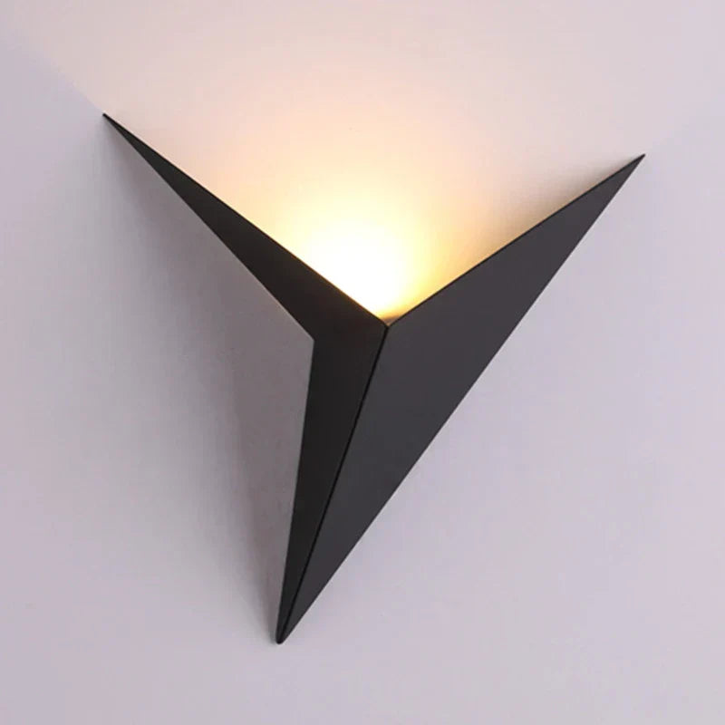 Nowoczesna trójkątna lampa ścienna - TrigoLux