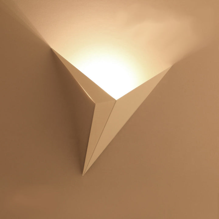 Nowoczesna trójkątna lampa ścienna - TrigoLux