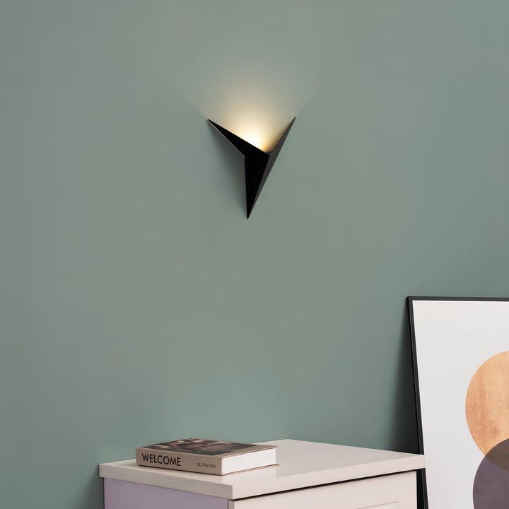 Nowoczesna trójkątna lampa ścienna - TrigoLux