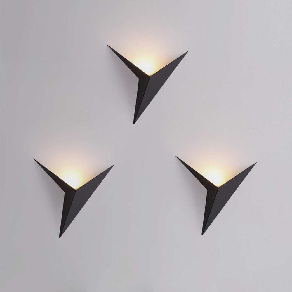 Nowoczesna trójkątna lampa ścienna - TrigoLux