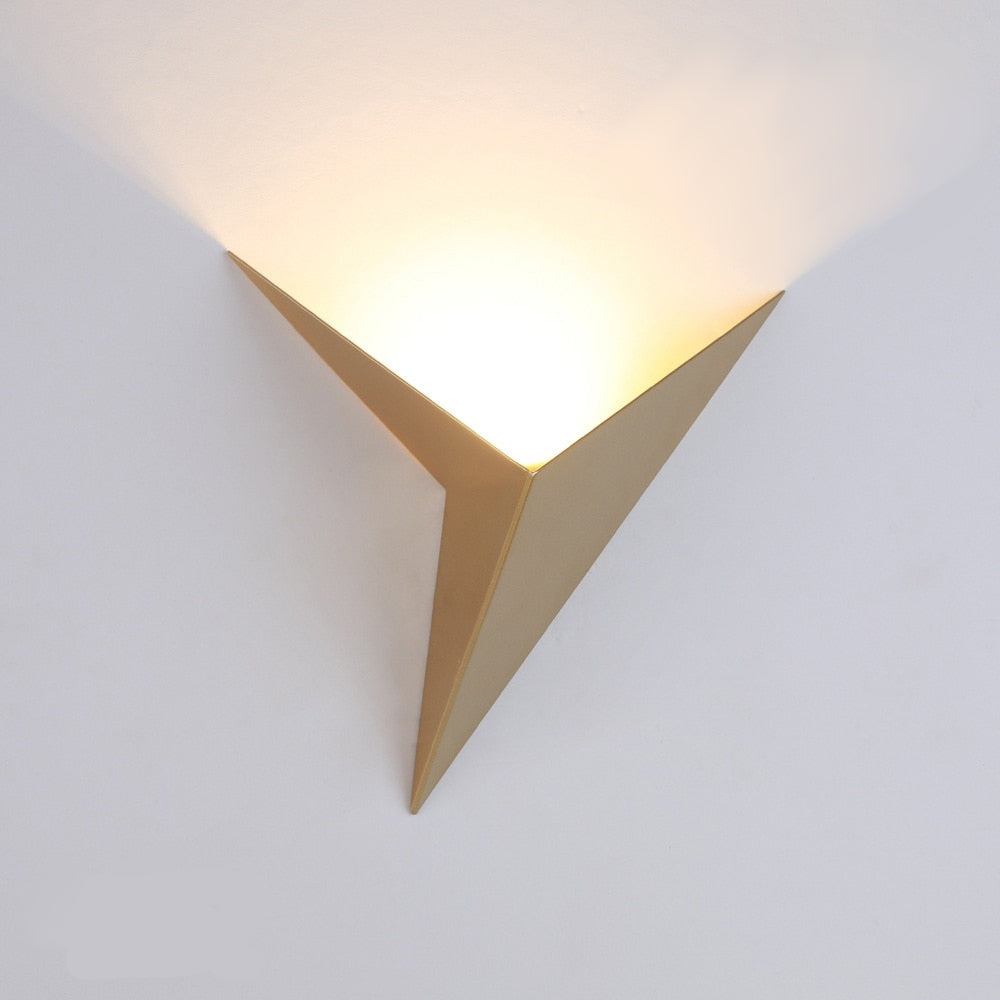 Nowoczesna trójkątna lampa ścienna - TrigoLux