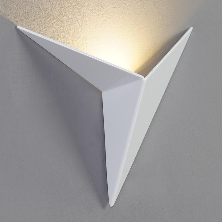 Nowoczesna trójkątna lampa ścienna - TrigoLux