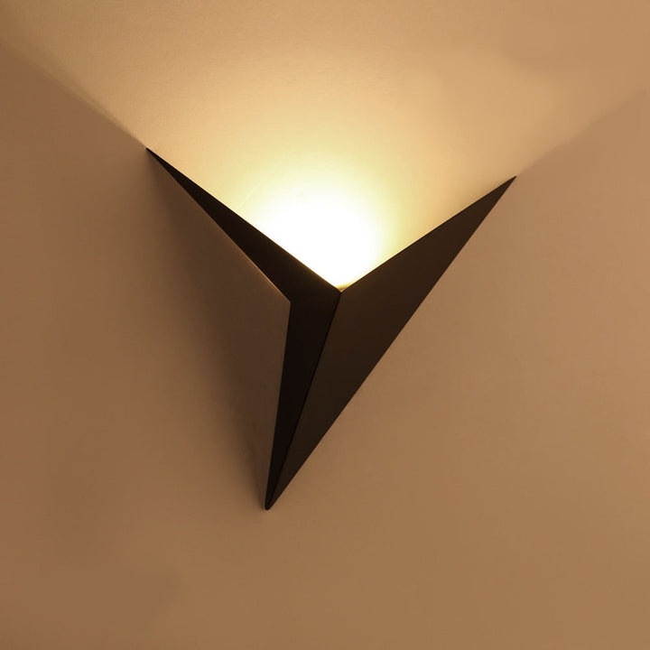 Nowoczesna trójkątna lampa ścienna - TrigoLux