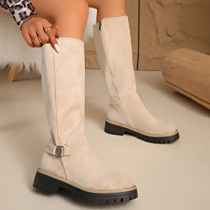 Wysokie buty z grubą, antypoślizgową podeszwą.