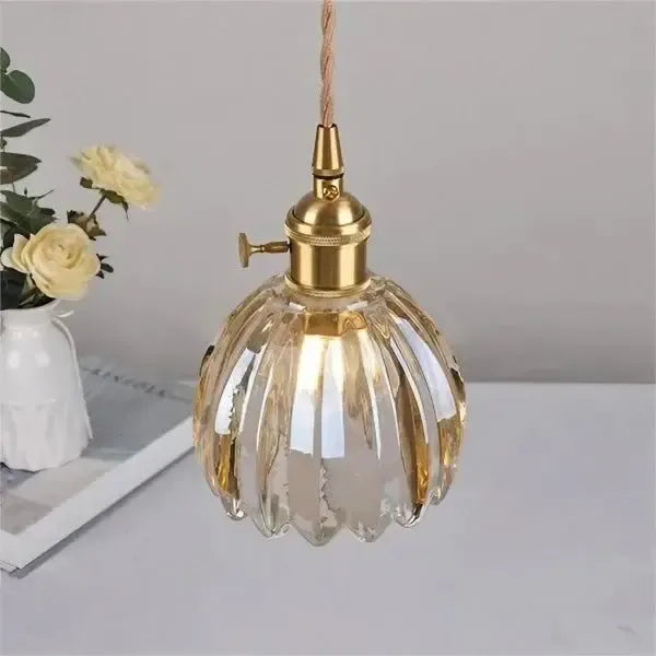 Elegancka szklana lampa wisząca w kształcie kwiatu - nastrojowe światło