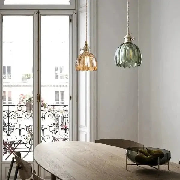 Elegancka szklana lampa wisząca w kształcie kwiatu - nastrojowe światło