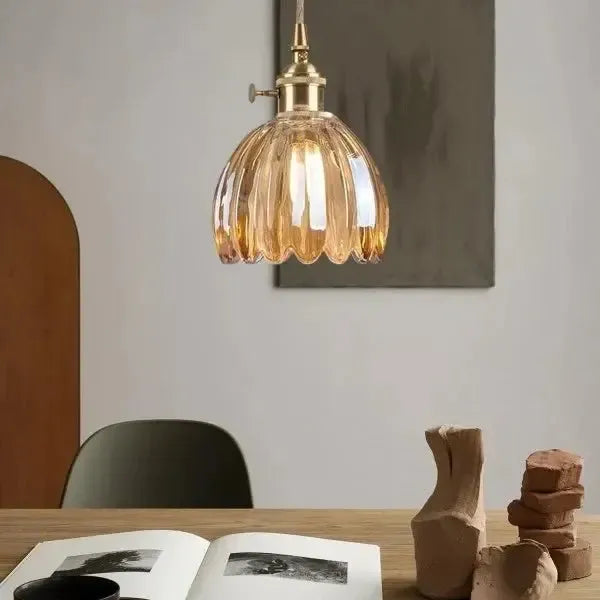 Elegancka szklana lampa wisząca w kształcie kwiatu - nastrojowe światło
