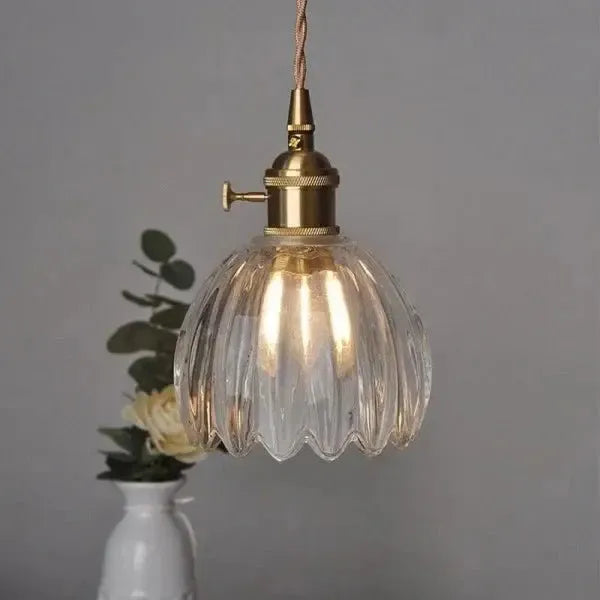 Elegancka szklana lampa wisząca w kształcie kwiatu - nastrojowe światło