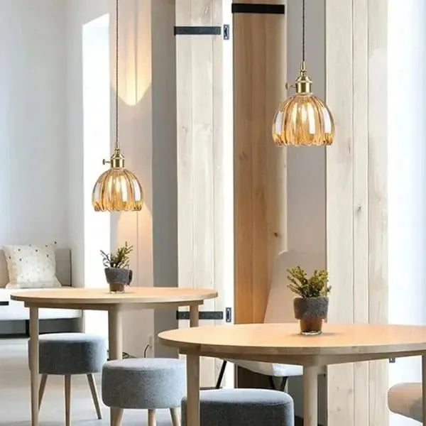 Elegancka szklana lampa wisząca w kształcie kwiatu - nastrojowe światło