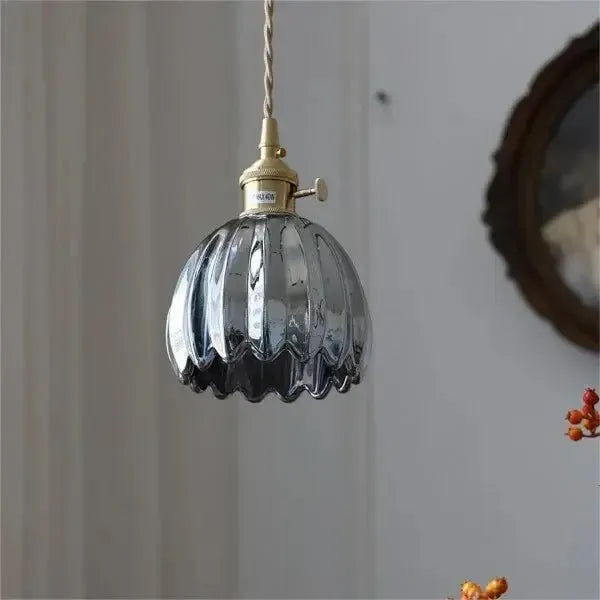 Elegancka szklana lampa wisząca w kształcie kwiatu - nastrojowe światło