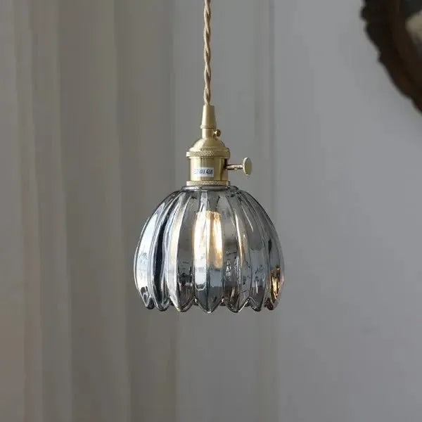 Elegancka szklana lampa wisząca w kształcie kwiatu - nastrojowe światło