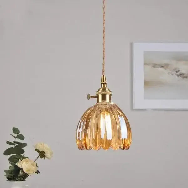 Elegancka szklana lampa wisząca w kształcie kwiatu - nastrojowe światło