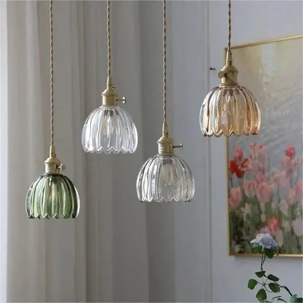 Elegancka szklana lampa wisząca w kształcie kwiatu - nastrojowe światło