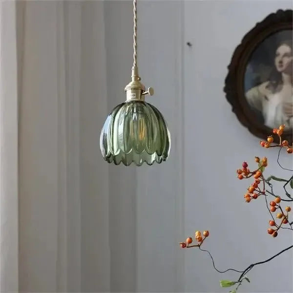 Elegancka szklana lampa wisząca w kształcie kwiatu - nastrojowe światło