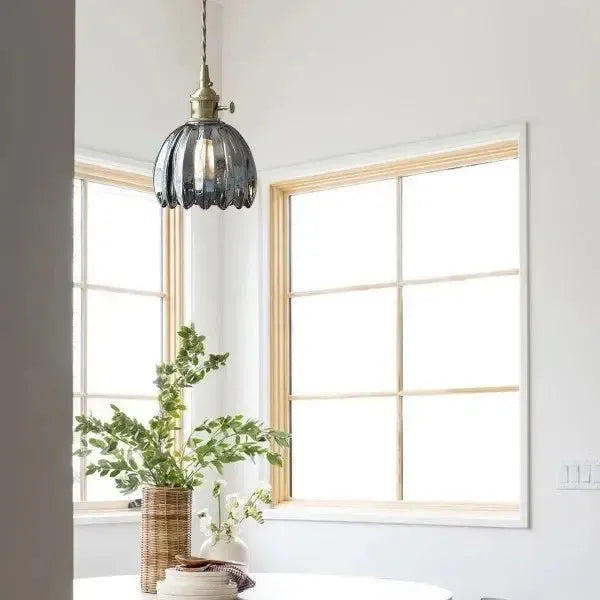 Elegancka szklana lampa wisząca w kształcie kwiatu - nastrojowe światło
