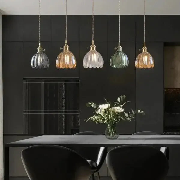 Elegancka szklana lampa wisząca w kształcie kwiatu - nastrojowe światło