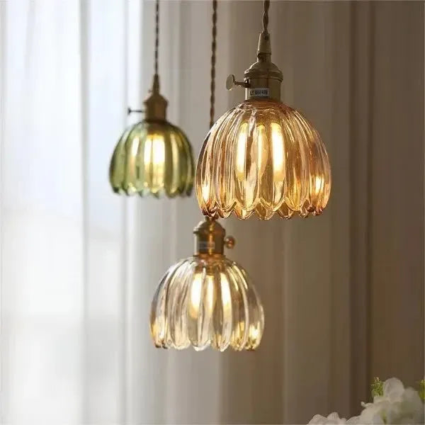 Elegancka szklana lampa wisząca w kształcie kwiatu - nastrojowe światło