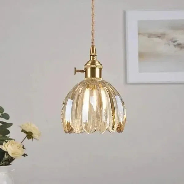 Elegancka szklana lampa wisząca w kształcie kwiatu - nastrojowe światło