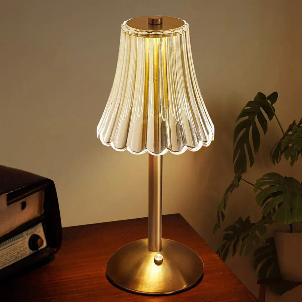Elegancka lampa stołowa LED z kryształowym kloszem i złotym wykończeniem – włącznik dotykowy