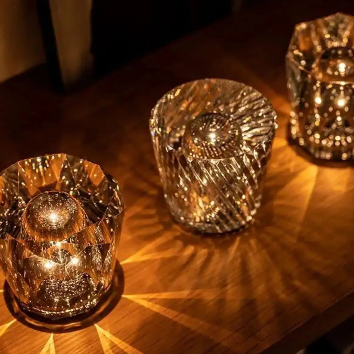 Kryształowa lampa stołowa VÉLORIA | Design w kształcie diamentu i gra świateł 360° | Bezprzewodowa i ładowana przez USB | Do 12 godzin świecenia