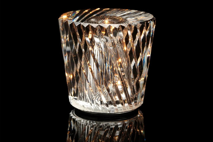 Kryształowa lampa stołowa VÉLORIA | Design w kształcie diamentu i gra świateł 360° | Bezprzewodowa i ładowana przez USB | Do 12 godzin świecenia