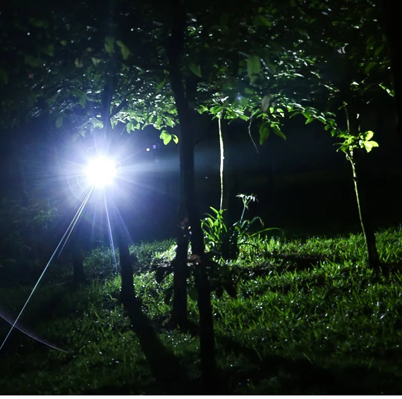Wodoodporny, mocny reflektor LED z zoomem i akumulatorem do aktywności na świeżym powietrzu