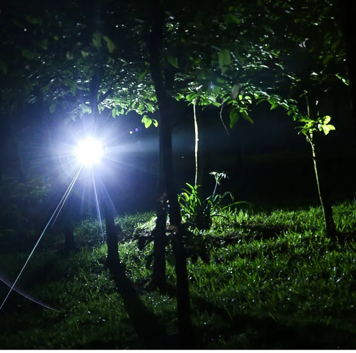 Wodoodporny, mocny reflektor LED z zoomem i akumulatorem do aktywności na świeżym powietrzu