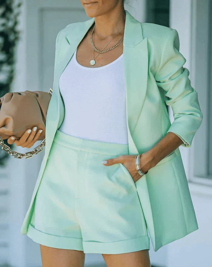 Stylowy zestaw blazer i szorty dla kobiet