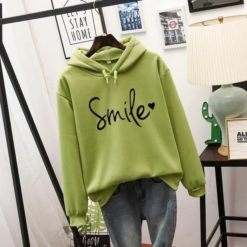 Damska bluza z kapturem z nadrukiem smiley – casualowy streetwear