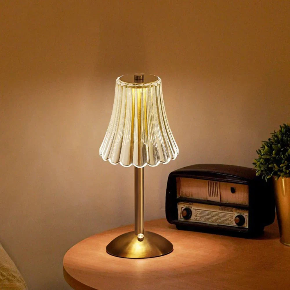 Elegancka lampa stołowa LED z kryształowym kloszem i złotym wykończeniem – włącznik dotykowy
